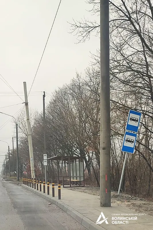 На дорозі під Луцьком вандали збили п’ять стійок з дорожніми знаками (фото)