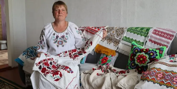 «У них – душа наших предків»: на Волині жінка береже унікальні вишиванки, яким понад 100 років (фото)