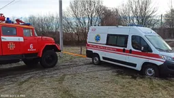 Біля Луцька в болоті загрузла «швидка», яка везла в лікарню хворого