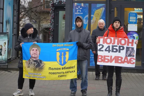 У місті на Волині відбулася мирна акція на підтримку полонених та зниклих безвісти захисників (фото)