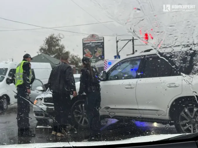 На Ковельській у Луцьку влупились дві автівки – утворився затор (фото)