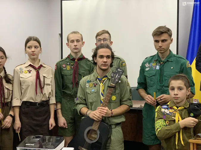 Пластуни передали до Луцькради Вифлеємський вогонь миру (фото)