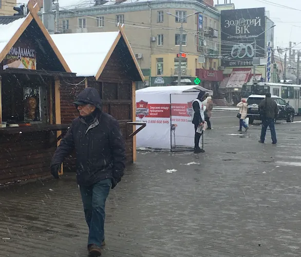 Вибори: на Волині побільшало партійних наметів (фото)