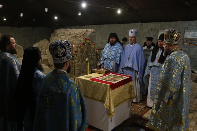 У першому храмі Луцька, якому майже тисяча років, помолилися перед стародавньою іконою (фото)