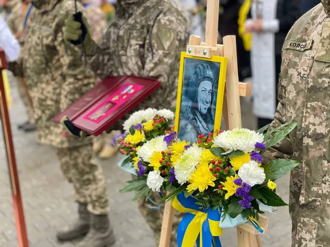 Тіло шукали два роки: Нововолинська громада попрощалася з воїном Костянтином Мрочком (фото)