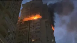 Нічна атака на Київ: уламки ракети влучили в багатоповерхівку (фото)
