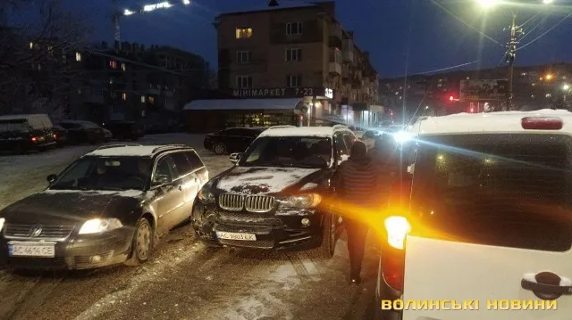 У Луцьку – масштабна ДТП за участю трьох автомобілів (фото)