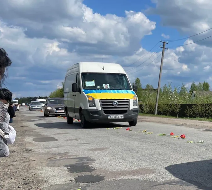 На похорон волинського захисника прийшли тисячі людей (фото)
