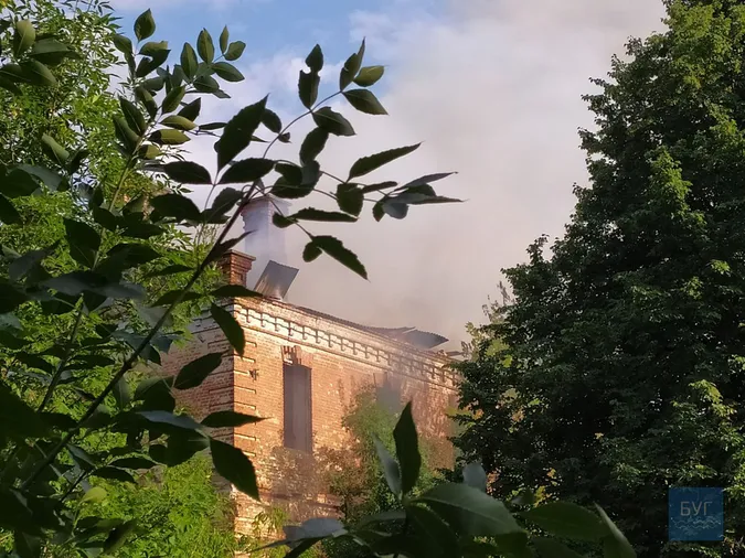 На Волині загорілася колишня казарма танкового полку (фото)