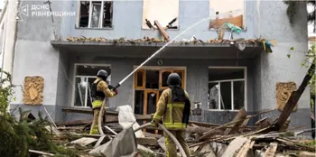 У Рівному – 20 постраждалих внаслідок після ворожої атаки на університет (фото)