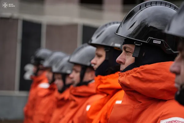 Волинські «люди-павуки» в дії: рятувальники відточували евакуацію з висотки Луцька (фото)