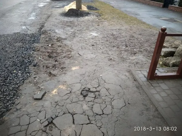 Лучани скаржаться на жахливий стан дороги біля зупинки (фото)