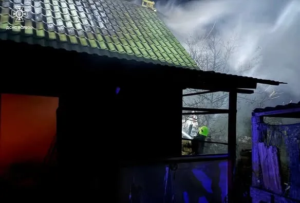 На Волині за ніч сталося дві пожежі через коротке замикання електромережі (фото)