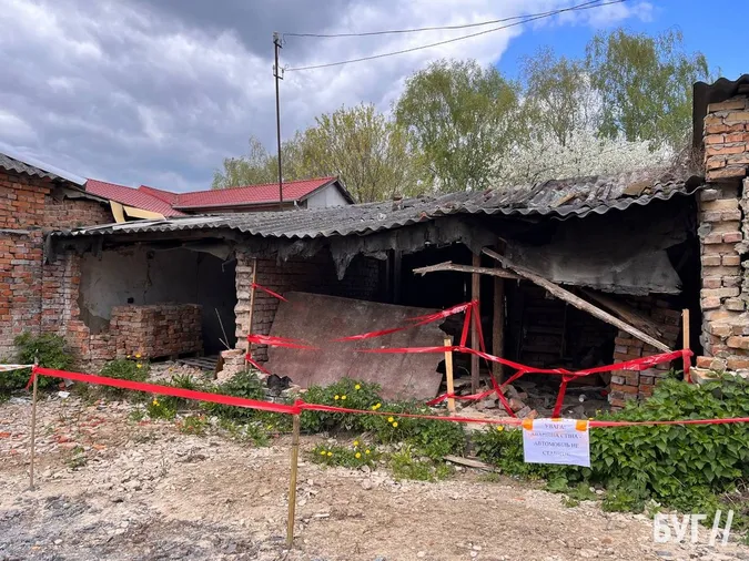 У центрі Володимира обвалилися гаражі райради (фото)