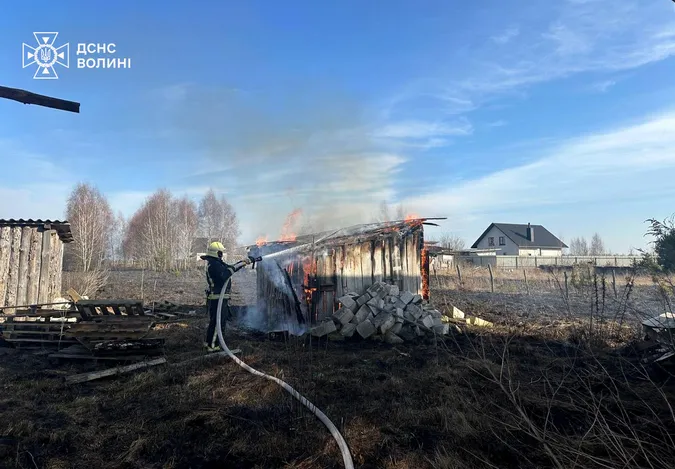 Підозрюють «полтавського палія»: на Волині загорілася трава та будівля