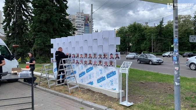 На Театральному майдані у Луцьку встановлюють стенд із фотографіями безвісти зниклих: для чого це потрібно (фото)