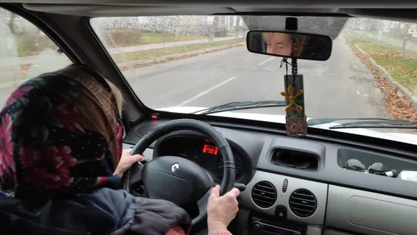 «Син купив машину. Його забрали на війну»: на Волині 67-річна жінка навчилась водити авто (фото, відео)