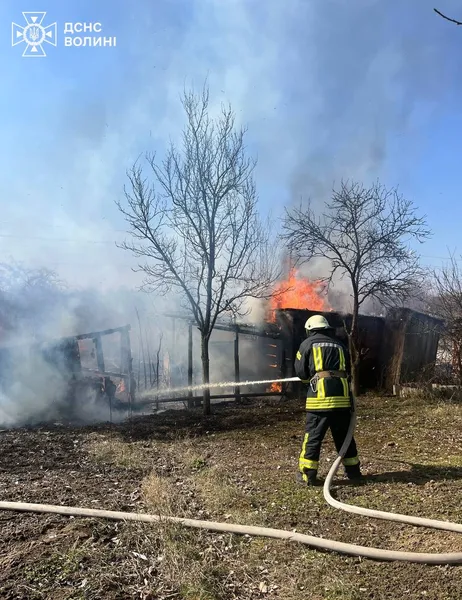 Палили траву: на Волині згоріла будівля на дачному масиві (фото, відео)
