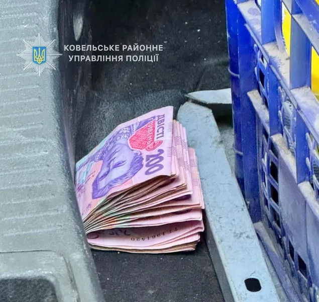 На Волині п'яний водій мотоблока кинув хабар у багажник службового авто (фото)