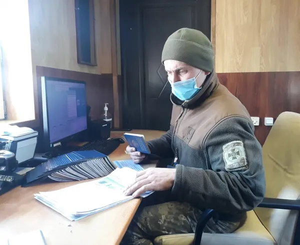 Луцькі прикордонники не пустили в Україну 35 білорусів з підробленими ПЛР-тестами (фото)