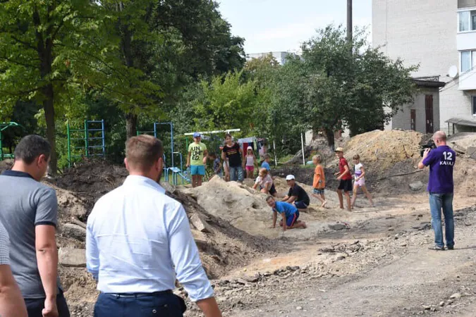 Де і коли в Луцьку завершать ремонт дворів та доріг з тротуарами (фото)