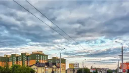 Фотограф показав весняні ранки на порожніх вулицях Луцька