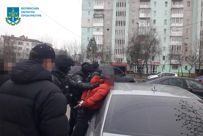 $14 000 за виїзд у Молдову: у Луцьку поліцейського взяли на хабарі (фото)