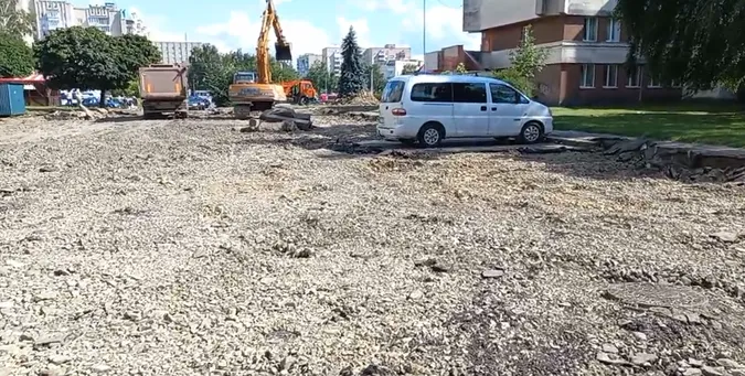Острівець непокори: у Луцьку через припарковане авто не змогли зняти асфальт (фото)