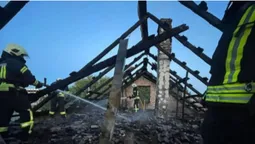 У Луцьку на світанку спалахнула пожежа в будинку – покрівля згоріла (фото)