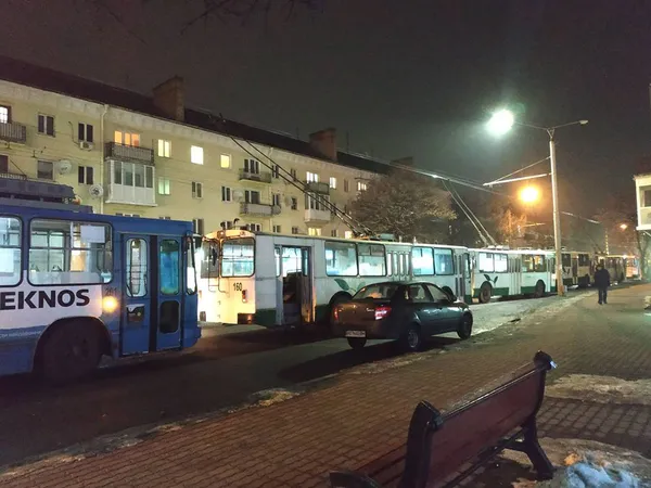 «Темна» поліклініка і «нерухомі» тролейбуси: у Луцьку не стало світла (фото)