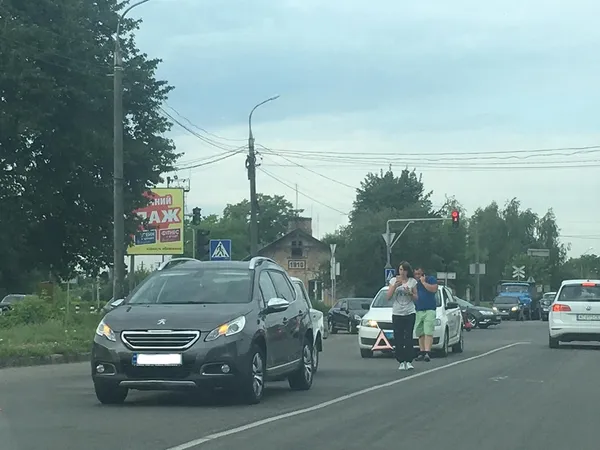 У Луцьку на перехресті – аварія: зіткнулися «пежо» і «жигулі» (фото)