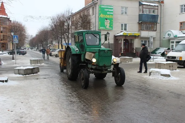Луцькі комунальники активно борються з ожеледицею (фото)