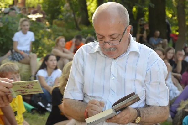 Письменник Володимир Лис