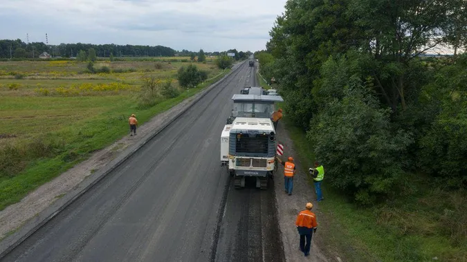 Почали ремонт автотраси біля Луцька: рух транспорту обмежений (фото)