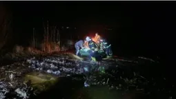 Опинилися в крижаній воді: на Світязі перекинувся човен з рибалками (фото)
