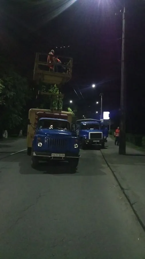 ЛПЕ змінює контактні дроти для тролейбусів (фото) 