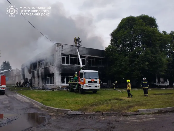 Понад 16 годин приборкували масштабну пожежу на підприємстві в Ромнах (відео)