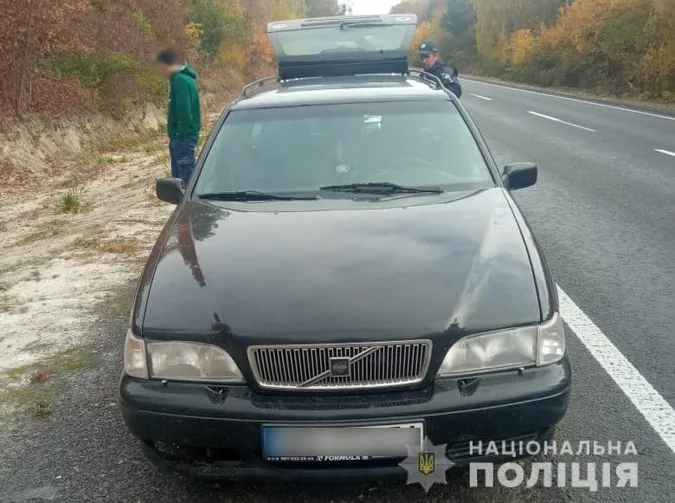 Зупинили за порушення ПДР: на Волині в авто знайшли зброю і наркотики (фото, відео)
