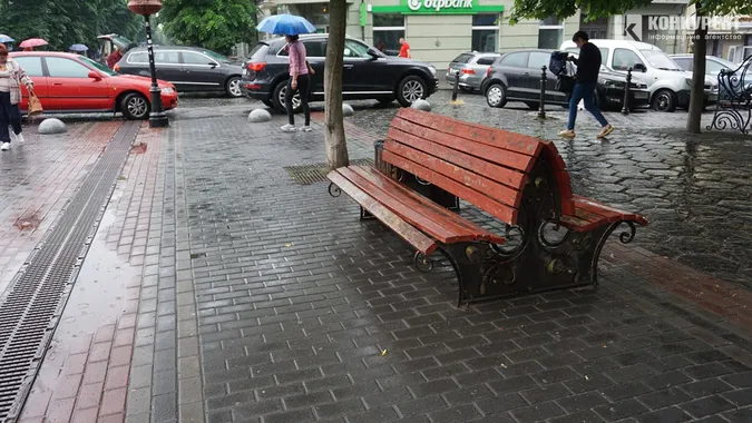 Мокрі етюди: як у серці Луцька люди тікали від літнього дощу (фото)