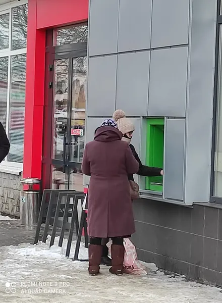 Лучанка з дитиною ледь ухилилася від небезпечної бурульки з даху (фото)