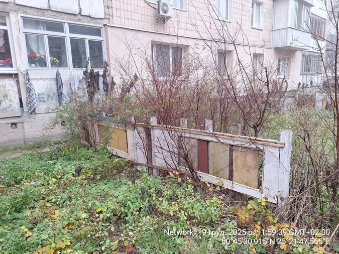 У Луцьку знесли незаконні огорожі у дворах (фото)