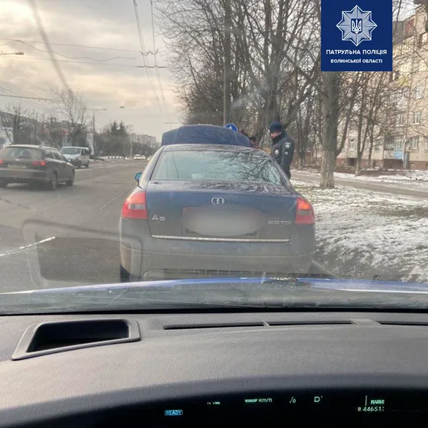 У Луцьку водій через зламане авто «спалився» із підробленими документами (фото)