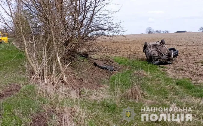 У Луцькому районі «рено» злетіла з дороги і перекинулась – є травмовані (фото, відео)
