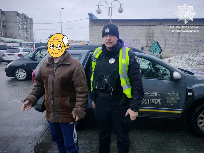 Луцькі патрульні повернули додому дідуся, який загубився в місті