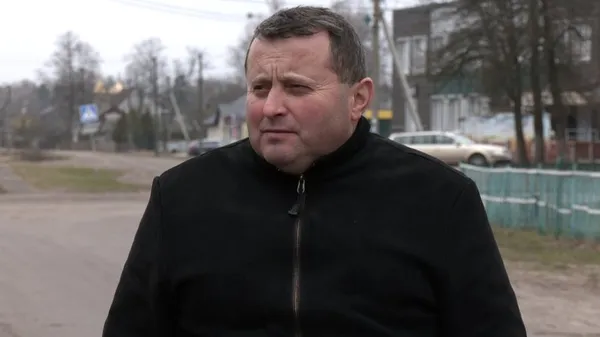 Волинянин, який втратив на війні ноги, організував ремонт дороги у селі (відео)