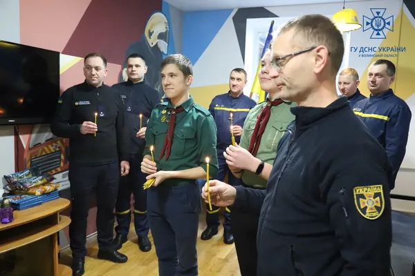 Волинським рятувальникам передали Вифлеємський вогонь миру (фото)