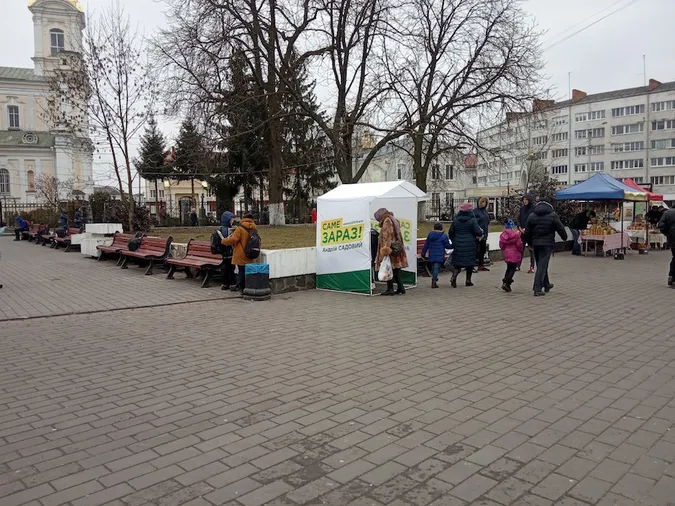 Агітаційні намети на Волині: хто, де і чи порушують закон