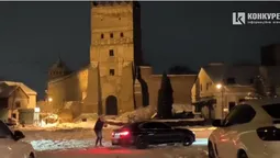 На засніженій площі перед Луцьким замком влаштували дрифт (відео)