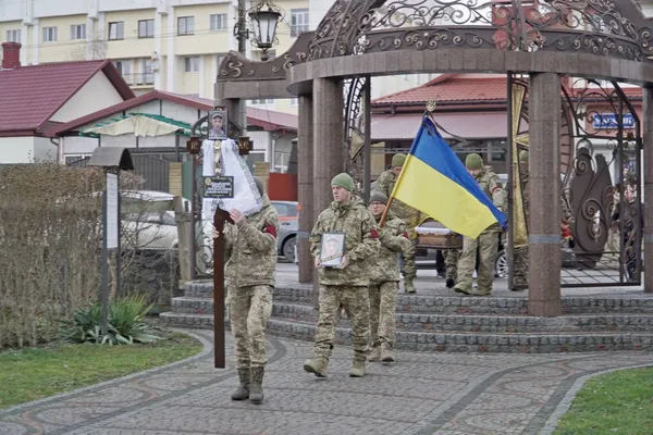 Після року очікувань повернувся на щиті: на Волині попрощалися з воїном Романом Літвінчуком