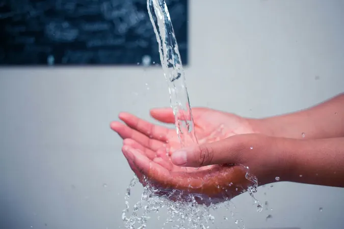 Чи небезпечно вмиватися водою після відключень: імунолог пояснив, на що звертати увагу
